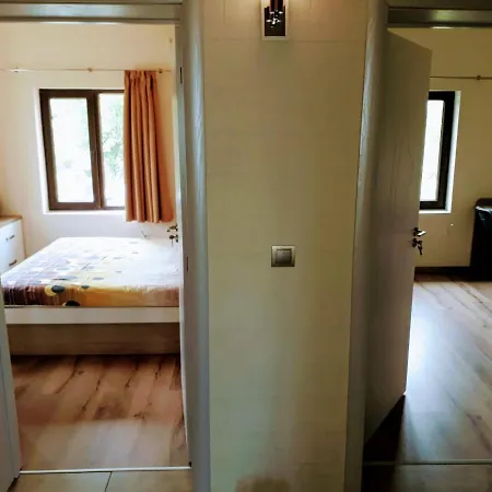 بيت للعطل Aleksandar House